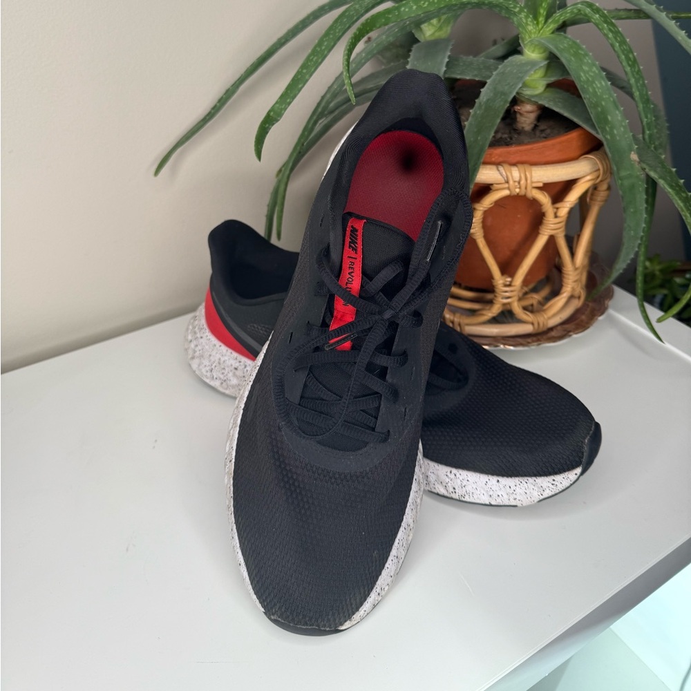 Nike Revolution 5 Running Shoes Men’s Size 12 Black Red Speckled Sole BQ3204-003 - Picture 2 of 12